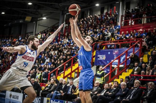 Italia se sac� de encima a Rusia en el debut