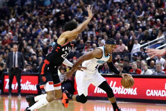 Hornets le brind� una mano inmensa a los Bucks