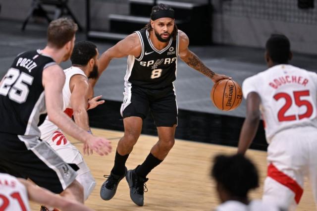 Tres punteros m�s al Oeste y otro al Este