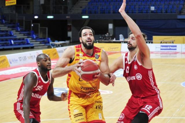 Pesaro se qued� con el duelo criollo