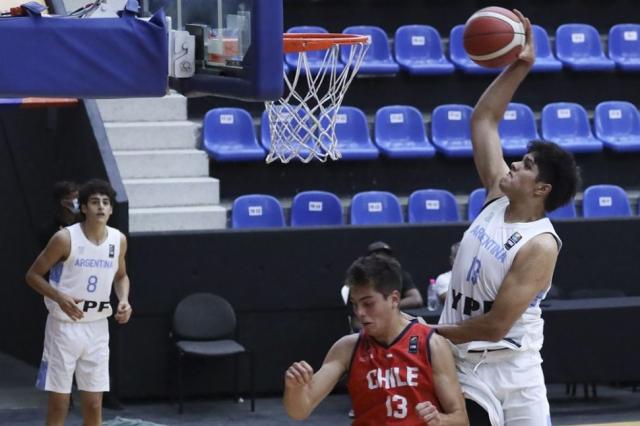 Cumpli� en ambos costados