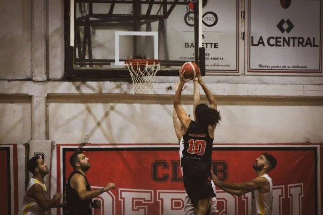 Derqui imparable, Bigu� salt� a la punta