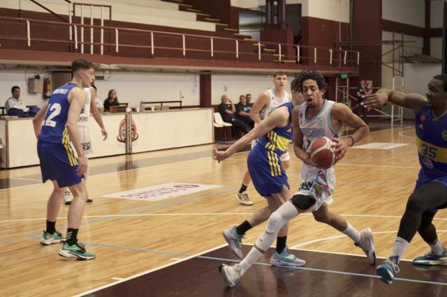 Presentaci�n, indumentaria y amistoso para Ober�