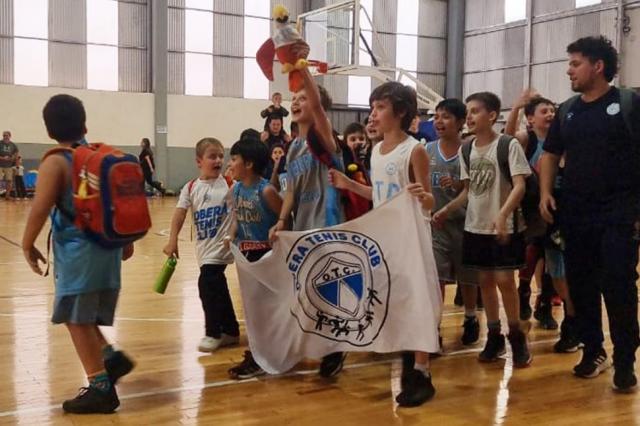 Celeste de coronaci�n, homenaje y mini b�squet