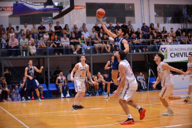 Racing (Ch) y Pico lucharon en el comienzo