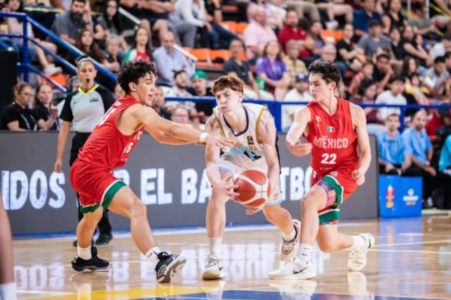 Sonrisa ante el local