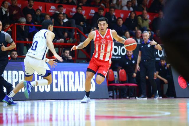 Camin� por la cornisa