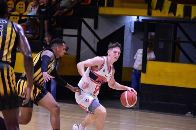 En un duelo muy parejo, Comu golpe� primero