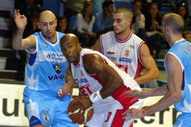 Pe�arol espera un nigeriano