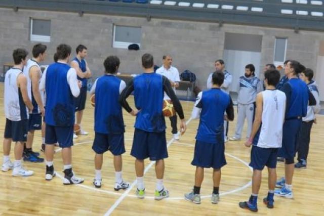 Pe�arol se completa y sigue con la pretemporada