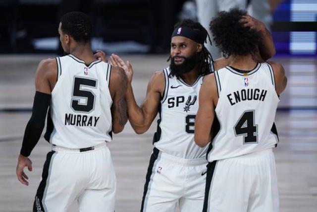 San Antonio Spurs sue�a con los Playoffs
