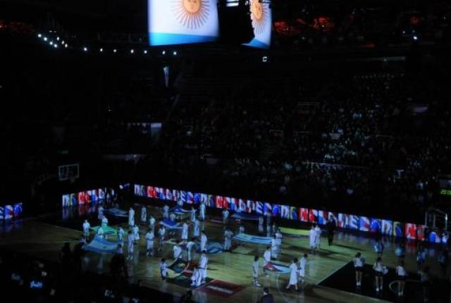 Estall� el Polideportivo