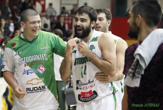 Estudiantes hundi� a Atenas