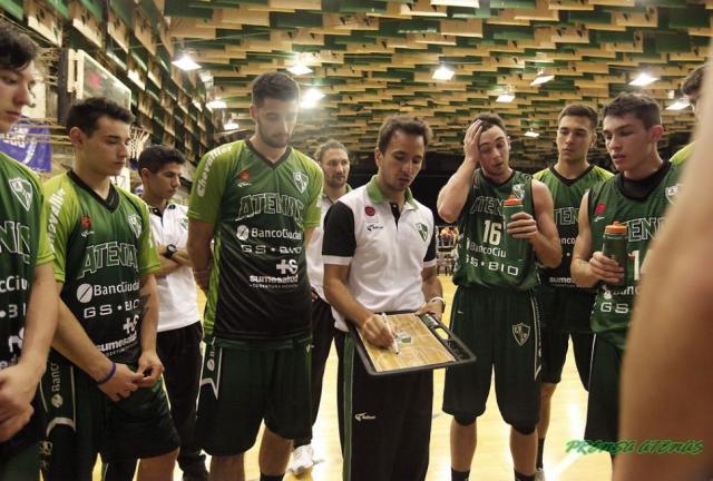 Atenas estren� su nueva camiseta con un triunfo