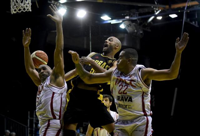 Lo sac� de la galera