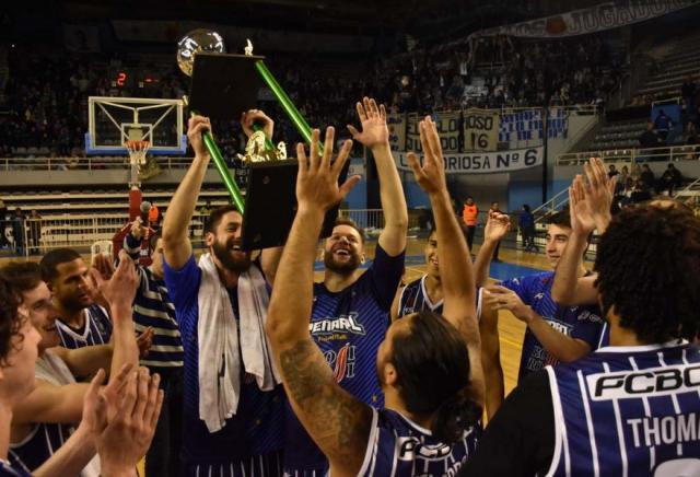 Pe�arol puso primera con una victoria en el cl�sico