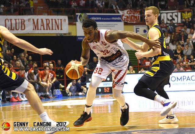 Pe�arol mete mano en el equipo