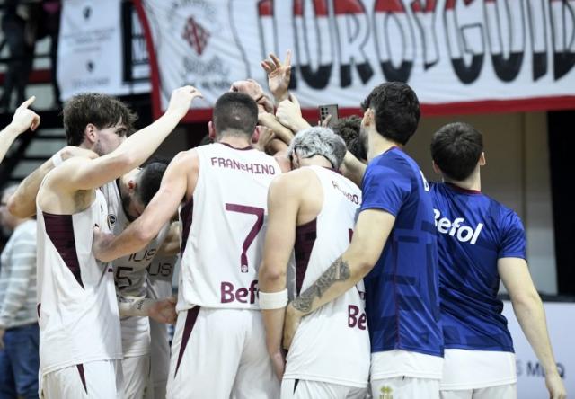 Lan�s cerr� la serie, Viedma domin� de local