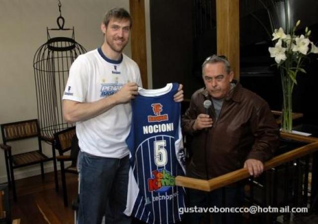 Nocioni y el plantel de Pe�arol con la gente