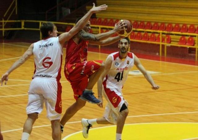 San Mart�n gole� a Sarmiento