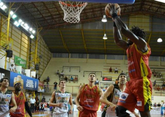 San Mart�n sigue sumando