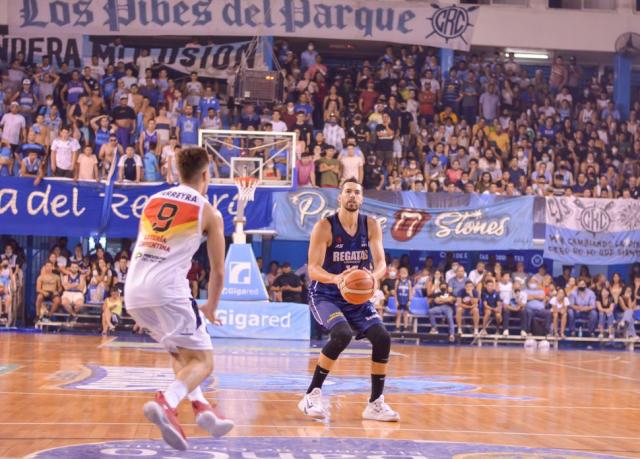 Lo llev� a su terreno