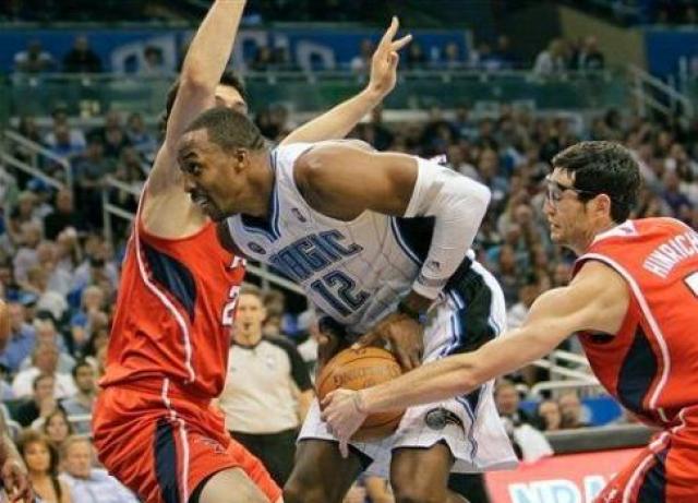 Atlanta rob� el primero a pesar de Howard