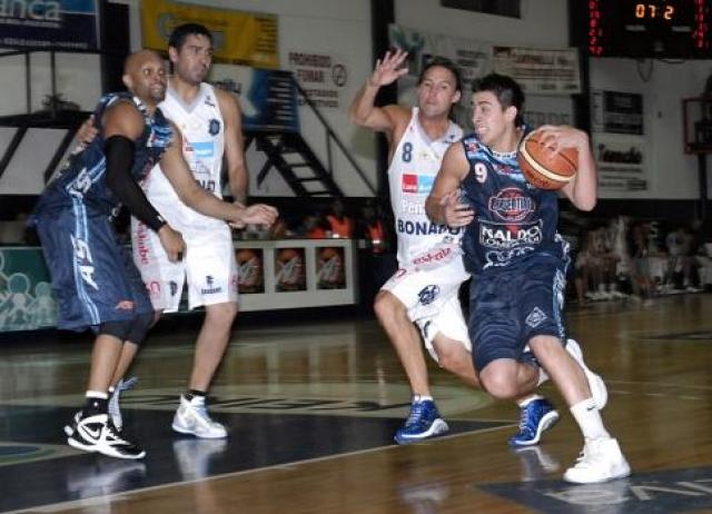 Pe�arol se aprovech� de un Argentino diezmado