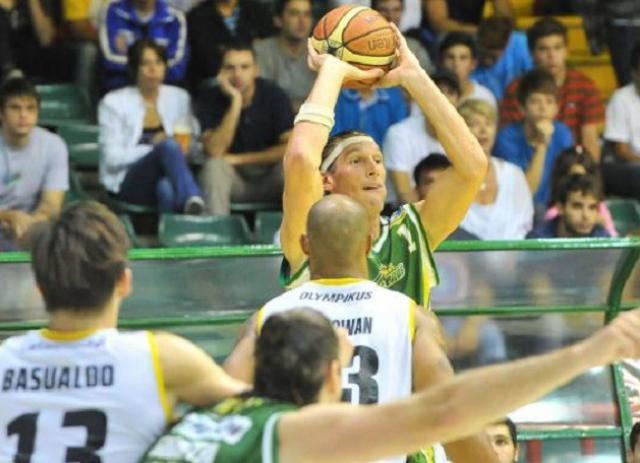 Obras venci� a Atenas en un final ajustado