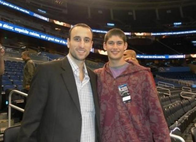 �Manu Gin�bili es un grande dentro y fuera de la cancha�