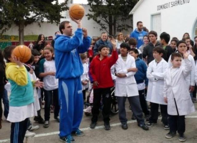 Bah�a Basket visit� la Escuela N�29