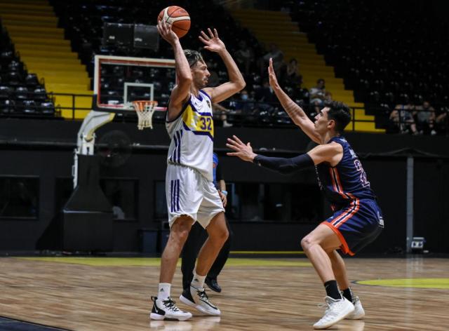 Se aprovech� del rival