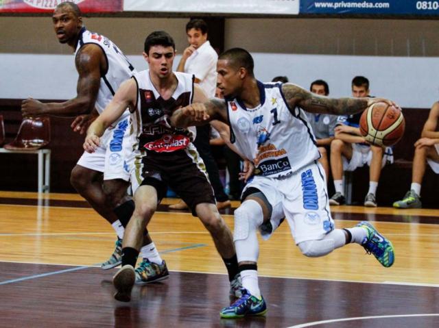 Regatas gan� f�cil en Lan�s