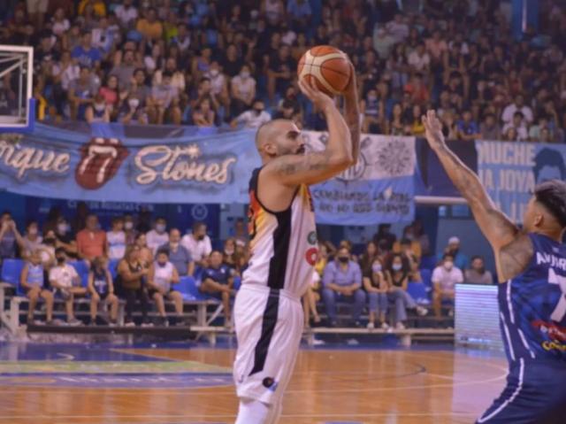 Lo llev� a su terreno