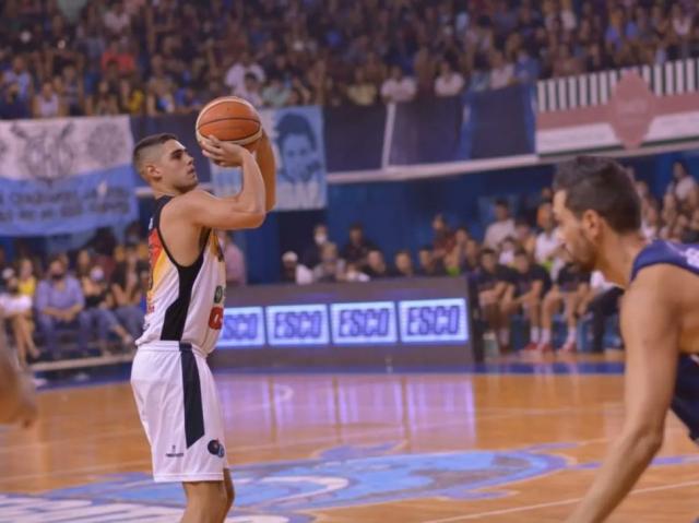 Lo llev� a su terreno