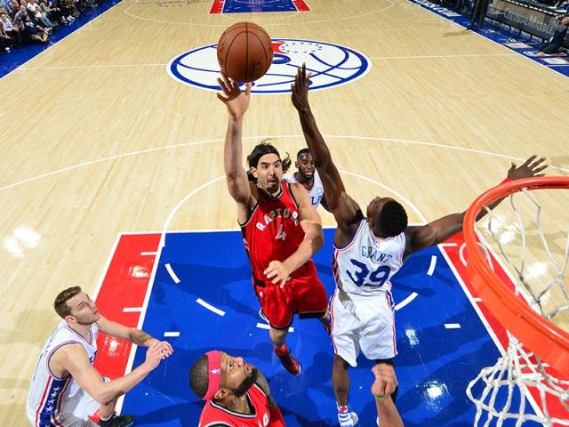 Scola brill� y Toronto volvi� a ganar