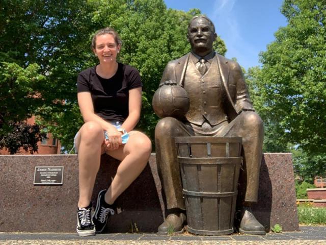 C�mo es trabajar y estudiar en la universidad donde se invent� el b�squet