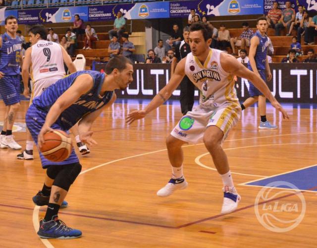 San Mart�n los mira desde arriba