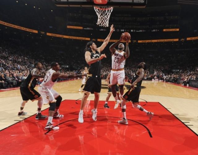 Scola lo empez� y Toronto lo gan�