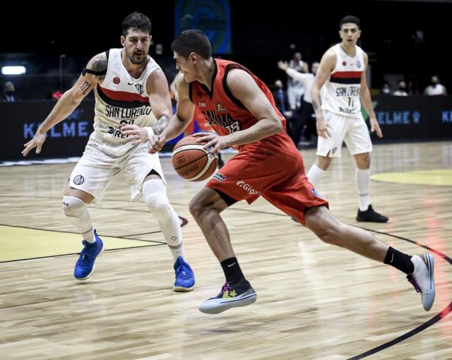 Reapareci� en escena