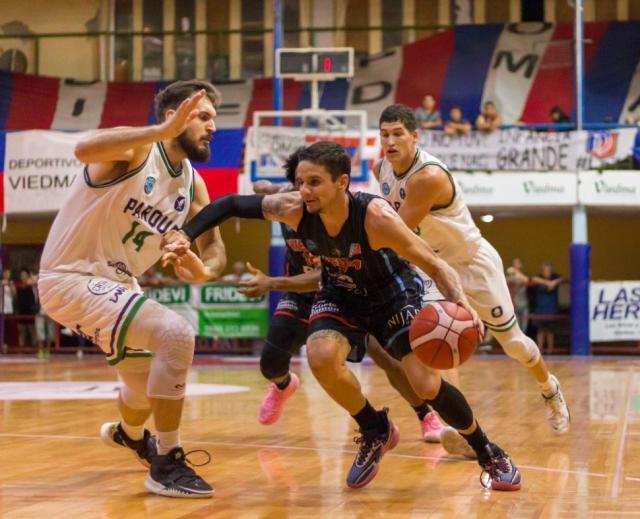 Comu y Pe�arol renuevan su banca