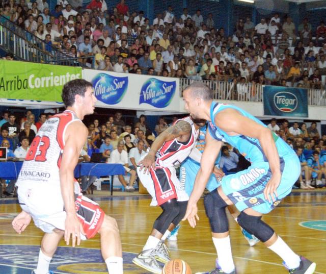 Contundente victoria del campe�n en su fortaleza