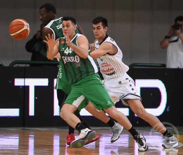 Ferro se qued� con el invicto de Pe�arol