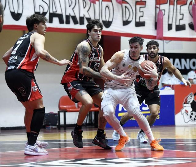 Lan�s cerr� la serie, Viedma domin� de local