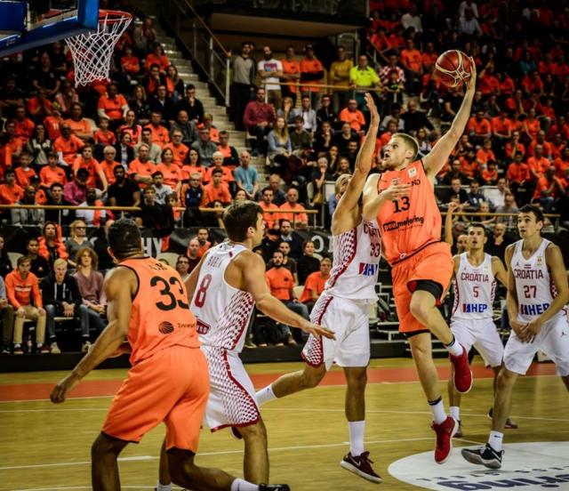 Espa�a y Lituania a pie firme