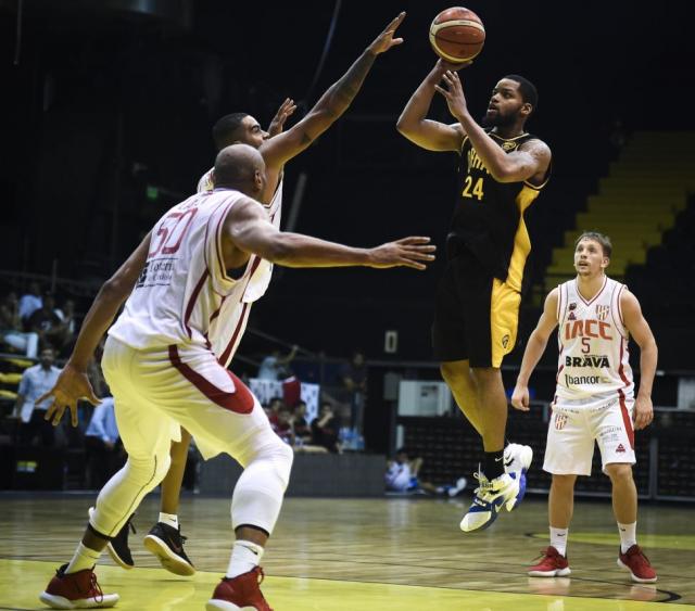 Lo sac� de la galera