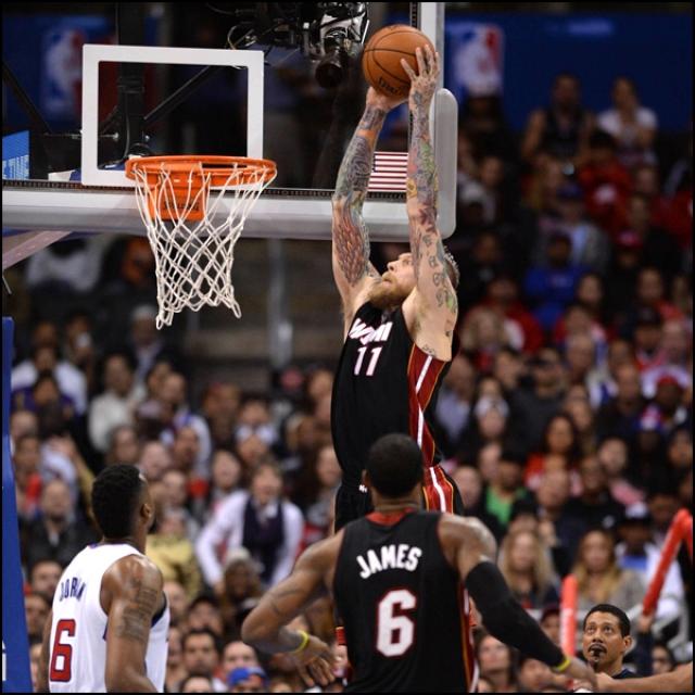 Victoria de los Lakers utilizando un jugador con seis faltas