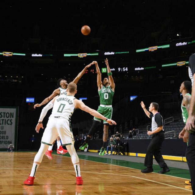 Tatum protagoniz� el primer tiro ganador de la temporada