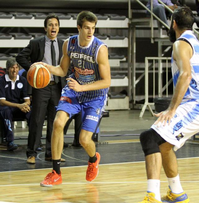 Pe�arol sigue sumando