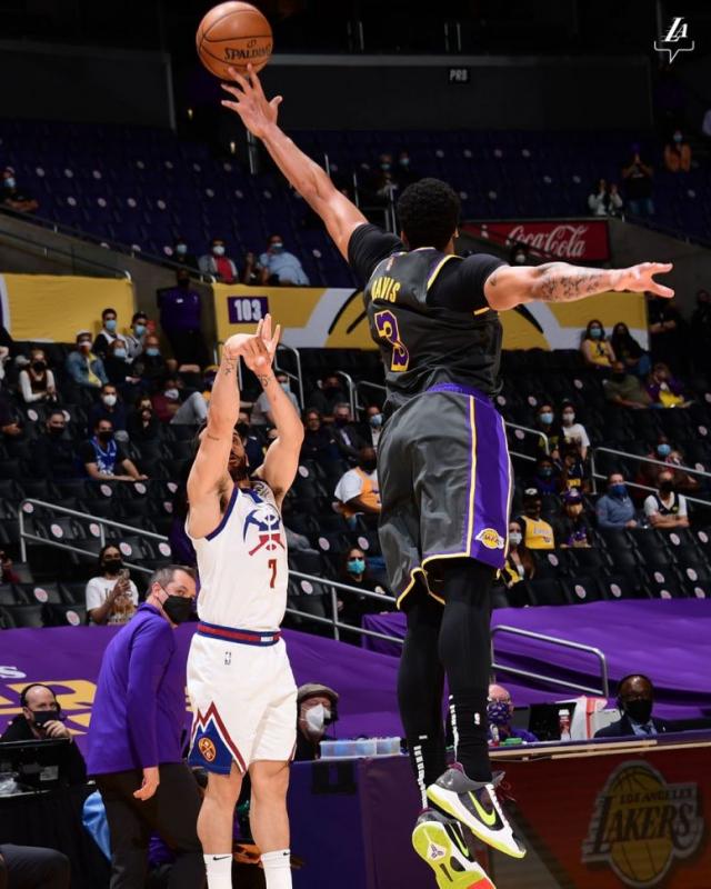 Denver perdi� con Lakers pese a asegurar su lugar en Playoffs